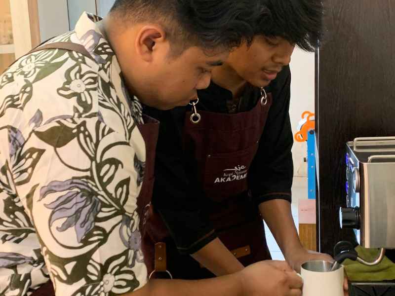 Suasana kelas espresso based offline yang fokus