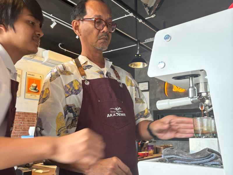 Praktik langsung espresso kelas offline Kopi Nganu Akademik Pekanbaru