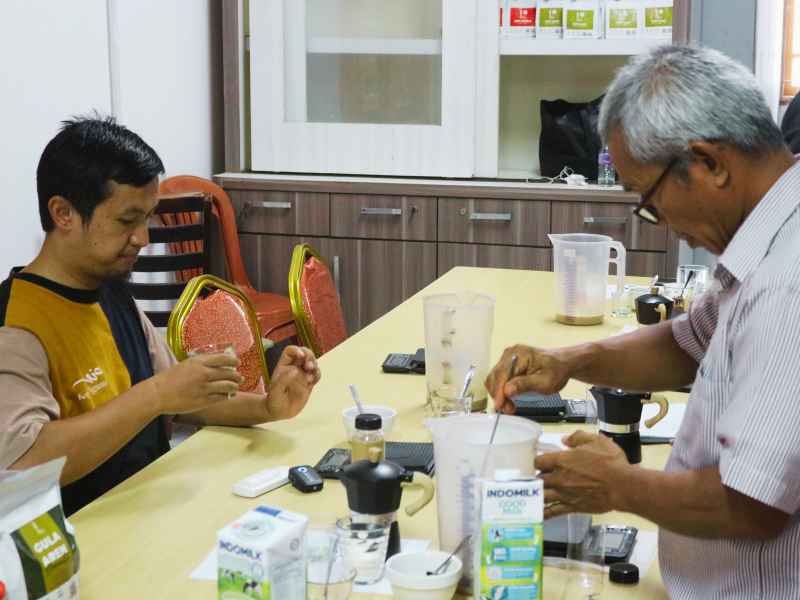 Instruktur membimbing peserta teknik seduh manual brew Kopi Nganu Akademik