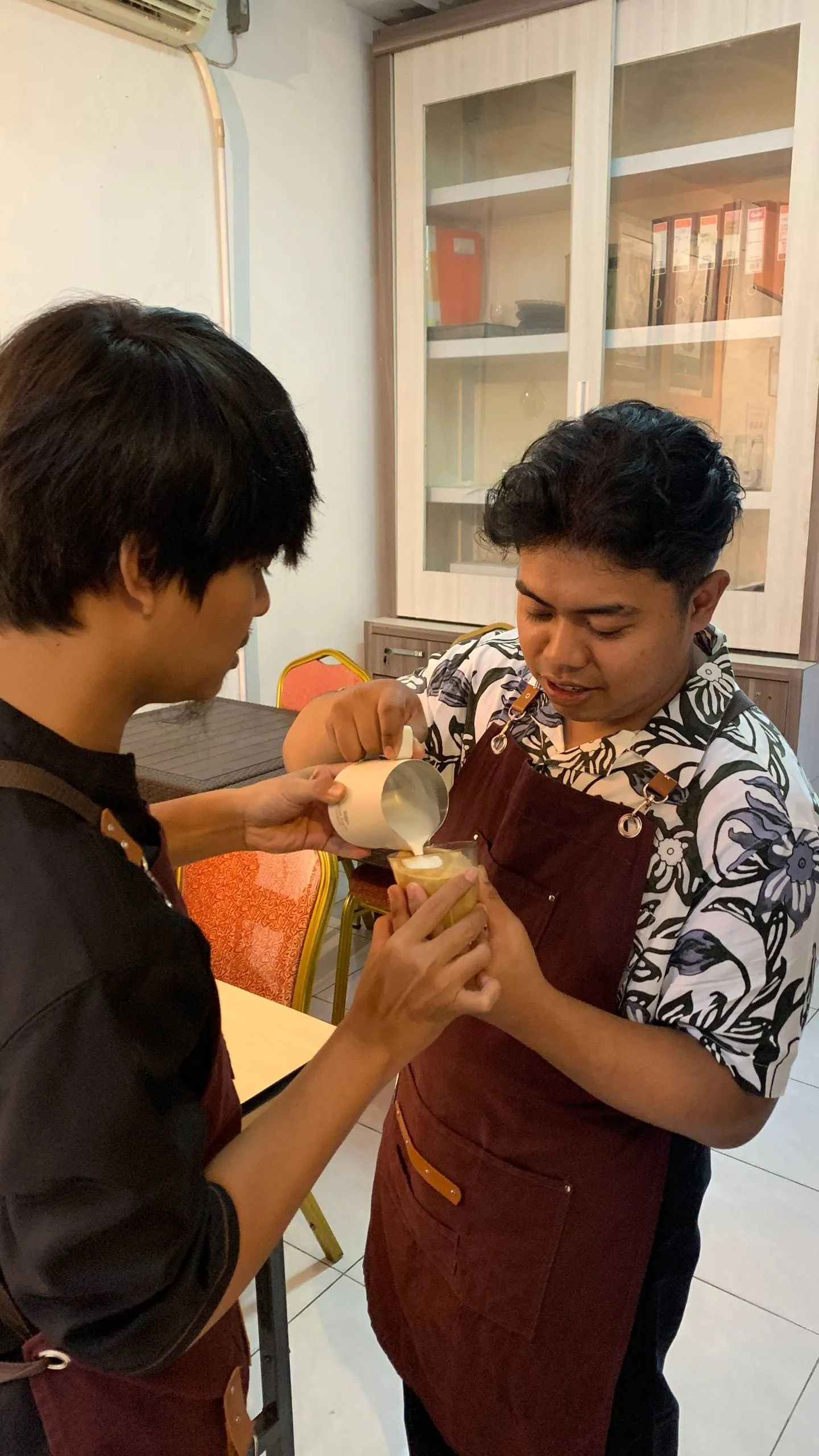 Instruktur membimbing peserta praktik espresso kelas offline Kopi Nganu Akademik
